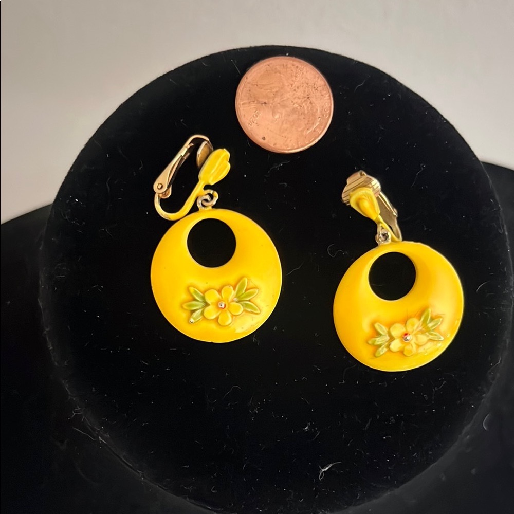 Art Vintage 1955 Clip Yellow Earrings 35$